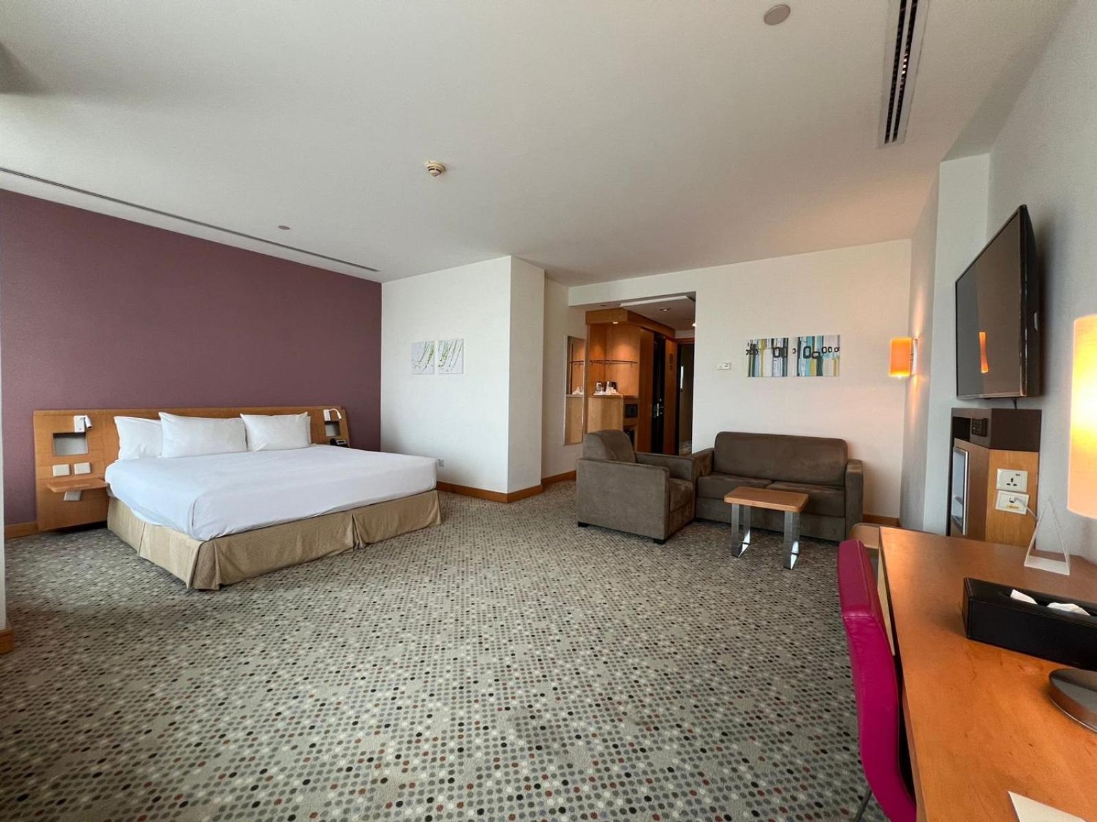 Novotel Dammam Business Park Exterior photo