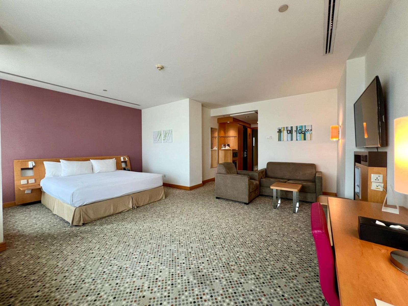 Novotel Dammam Business Park Exterior photo